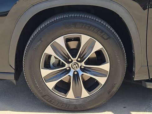 Used 2022 Toyota Highlander XLE FWD image 13