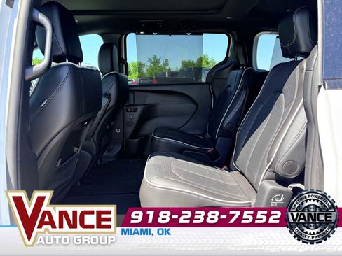 Used 2025 Chrysler Pacifica Limited FWD image 13