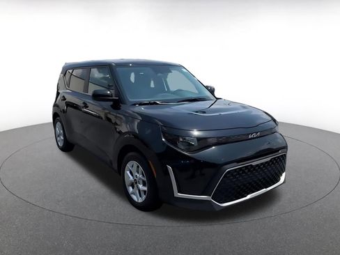 Used 2025 Kia Soul LX w/ LX Technology Package FWD image 3