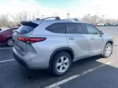 Used 2023 Toyota Highlander LE image 2