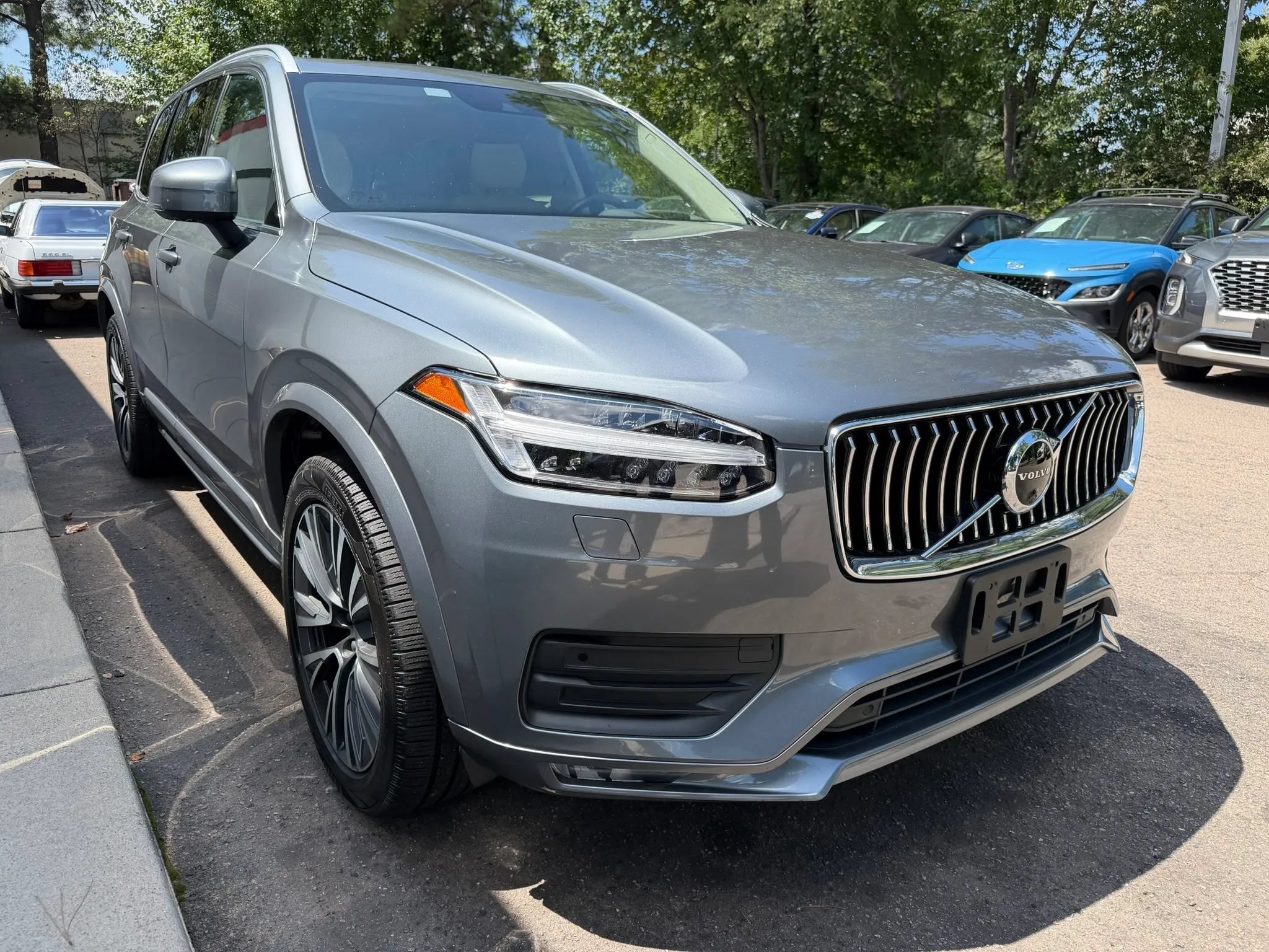 Used 2020 Volvo XC90 T6 Momentum w/ Protection Package Premier AWD/4WD image 4