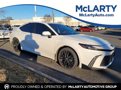 Used 2025 Toyota Camry SE w/ Convenience Package image 1