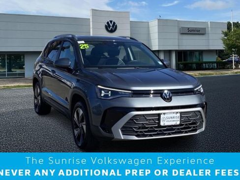 Used 2025 Volkswagen Taos SE w/ Panoramic Sunroof Package image 1