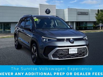 Used 2025 Volkswagen Taos SE w/ Panoramic Sunroof Package