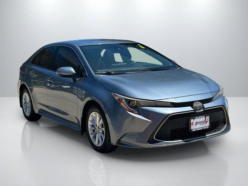 Used 2020 Toyota Corolla XLE FWD image 3