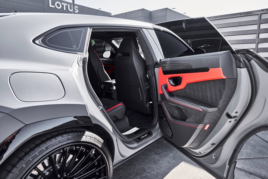Used 2025 Lamborghini Urus SE AWD/4WD image 25