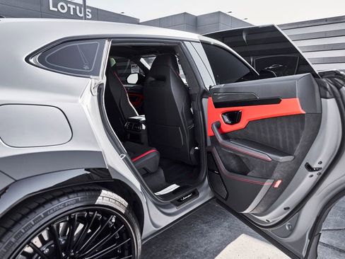 Used 2025 Lamborghini Urus Performante AWD/4WD image 25