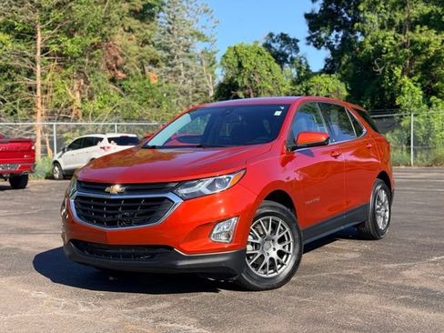Used 2020 Chevrolet Equinox LT w/ Driver Convenience Package FWD image 2