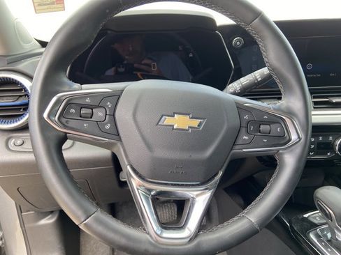 Used 2025 Chevrolet Trax LT w/ LT Convenience Package FWD image 35