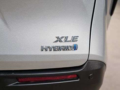 Used 2022 Toyota Sienna XLE image 36