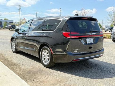 Certified 2023 Chrysler Pacifica Touring-L FWD image 5