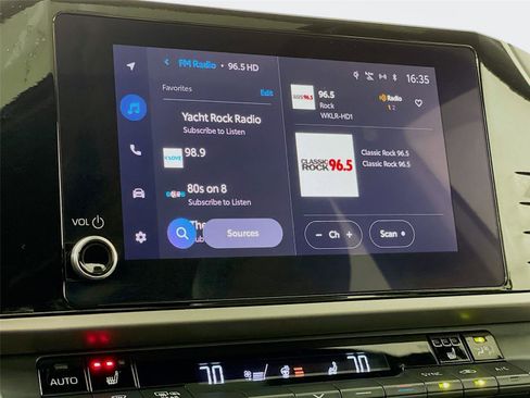 Used 2025 Toyota Camry SE w/ Convenience Package image 18