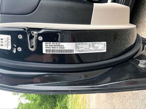 Used 2023 Chrysler Pacifica Touring-L FWD image 9