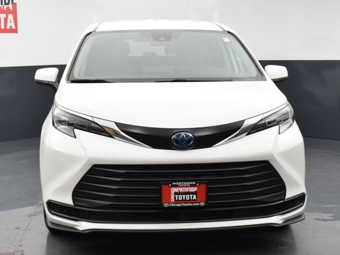 Used 2024 Toyota Sienna LE image 7