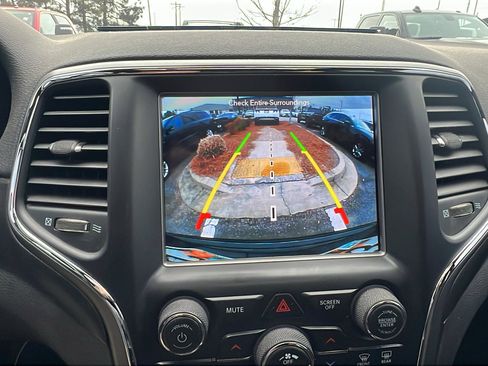 Used 2018 Jeep Grand Cherokee Laredo image 32