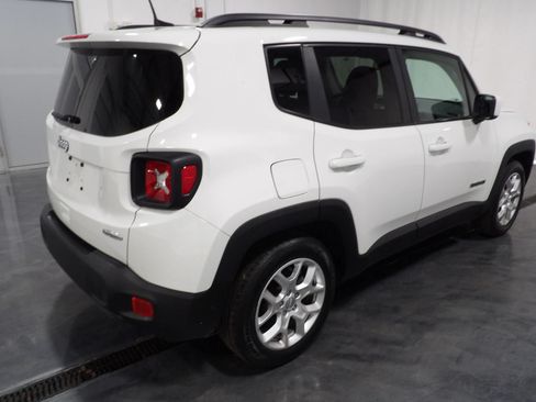 Used 2018 Jeep Renegade Latitude w/ Popular Equipment Group FWD image 4