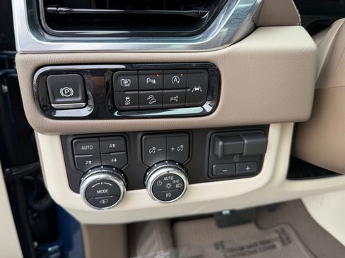 Used 2025 GMC Yukon XL Denali w/ Denali Reserve Package AWD/4WD image 19