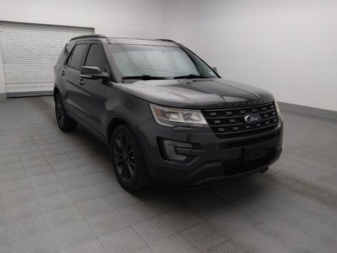 Used 2017 Ford Explorer XLT w/ Equipment Group 202A FWD image 13