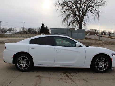 Used 2016 Dodge Charger SXT image 3