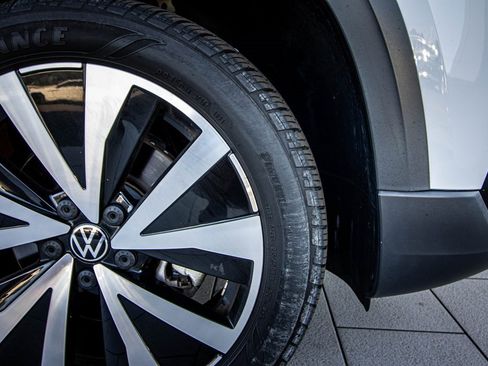 Certified 2022 Volkswagen Taos SE image 21