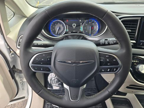 Used 2024 Chrysler Pacifica Touring-L FWD image 34