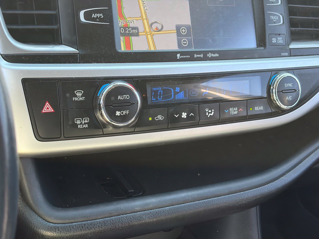 Used 2018 Toyota Highlander SE FWD image 10