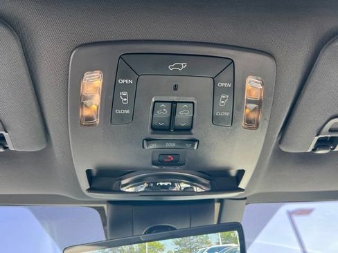 Used 2022 Toyota Sienna Platinum AWD/4WD image 25
