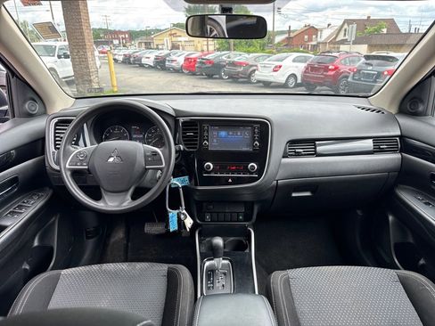 Used 2020 Mitsubishi Outlander ES image 10