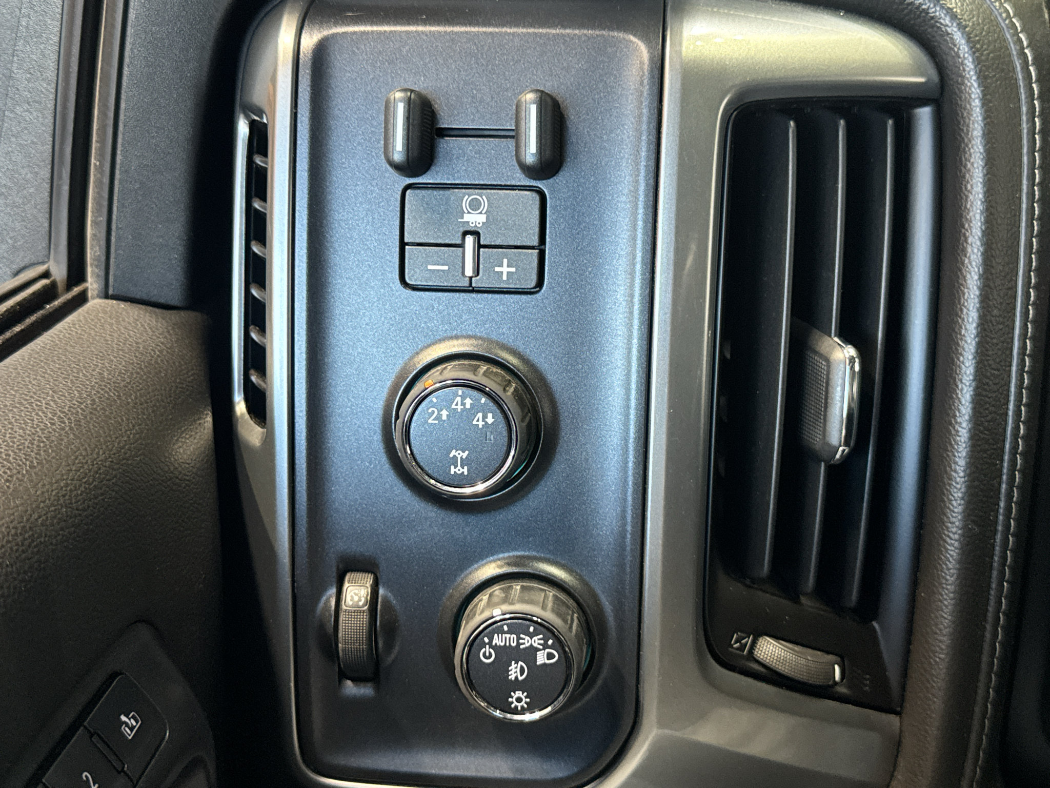 Used 2015 Chevrolet Silverado 2500 LTZ w/ LTZ Plus Package AWD/4WD image 28