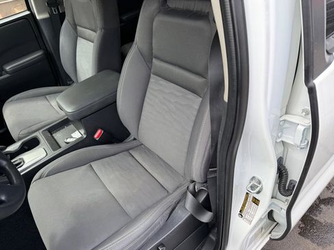 Used 2022 Nissan Frontier SV image 3