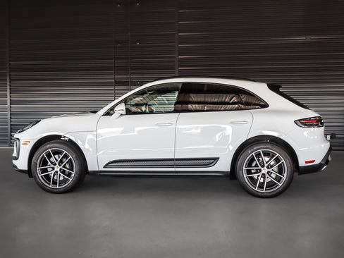 Certified 2025 Porsche Macan image 2