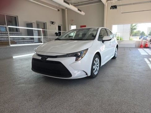 Used 2025 Toyota Corolla LE FWD image 2