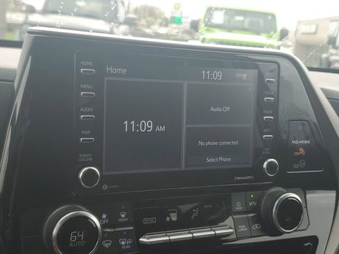 Used 2022 Toyota Highlander L FWD image 25