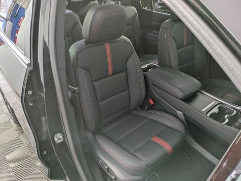 Used 2024 Chevrolet Traverse RS image 34