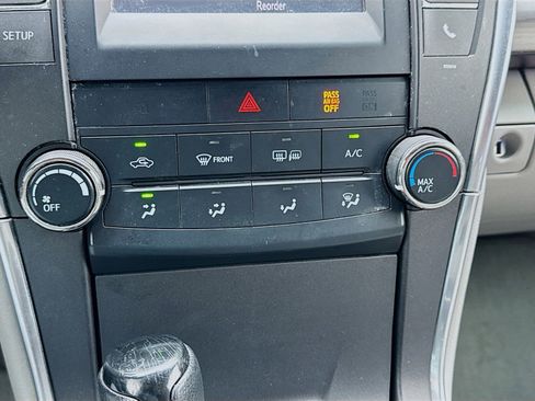 Used 2016 Toyota Camry LE FWD image 12