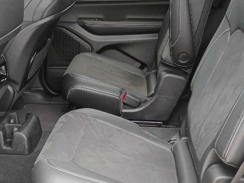 Used 2025 Jeep Grand Cherokee L Altitude RWD image 14