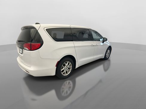 Used 2023 Chrysler Voyager LX FWD image 5