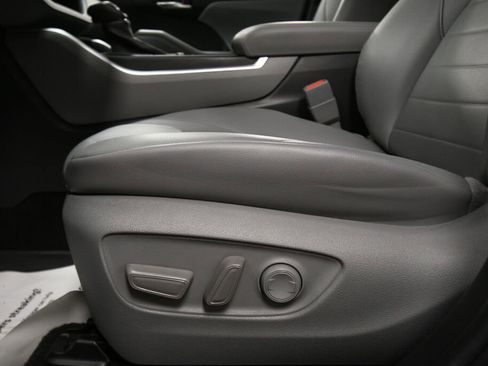 Certified 2023 Toyota Highlander XLE image 10