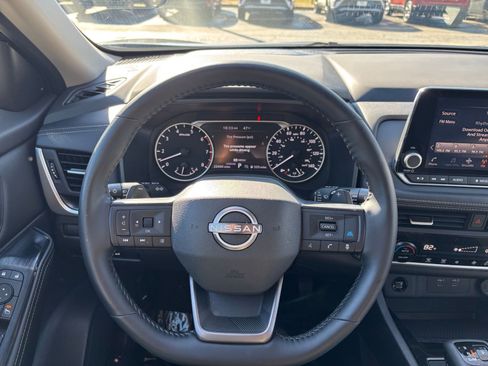 Used 2025 Nissan Rogue SV image 30