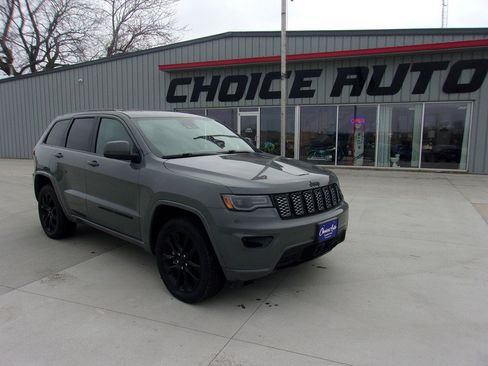 Used 2022 Jeep Grand Cherokee Laredo X image 1