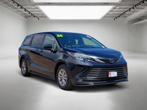 Used 2025 Toyota Sienna XLE AWD/4WD image 8