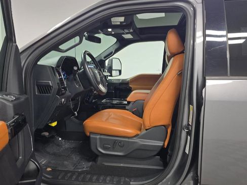 Used 2022 Ford F250 Lariat w/ Black Appearance Package image 5