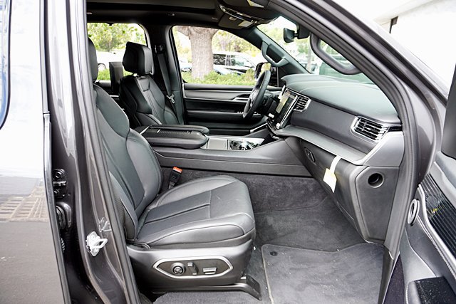 Used 2026 Jeep Grand Wagoneer Limited AWD/4WD image 14