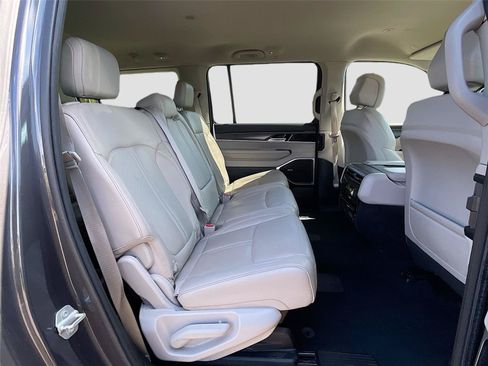 Used 2024 Jeep Wagoneer L Series II RWD image 29