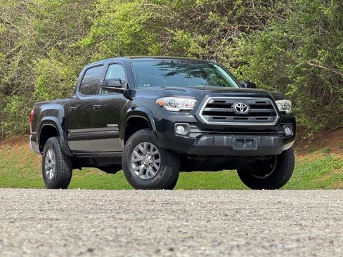 Used 2016 Toyota Tacoma SR5 w/ SR5 Appearance Package (SN) image 2