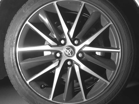 Used 2024 Toyota Camry SE image 12