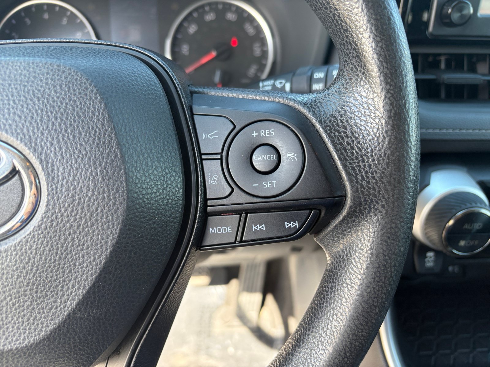 Used 2019 Toyota RAV4 XLE w/ Carpet Mat Package FWD image 15