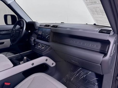 Certified 2025 Land Rover Defender 110 X-Dynamic SE image 31