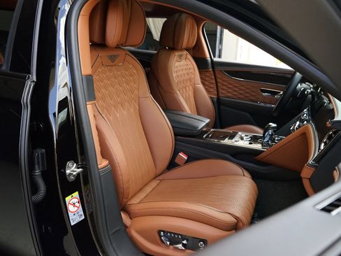 Used 2022 Bentley Flying Spur Plug-In Hybrid AWD/4WD image 10