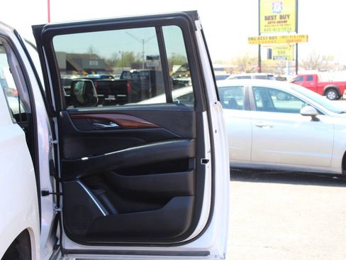Used 2018 Cadillac Escalade ESV Luxury AWD/4WD image 11